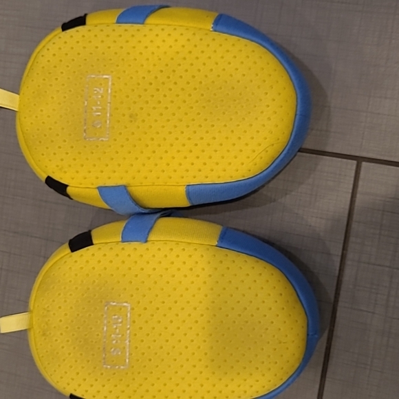 Minion Slippers Size 11-12 - Picture 4 of 4
